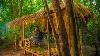 Fille Vivant Hors Réseau Construit Une Belle Maison Villa En Bambou Dans La Nature Sauvage