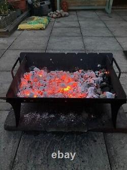 Grand barbecue de fosse à feu avec sièges extérieurs, spectacle de feu, plancher d'exposition, camping