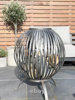 Grand foyer extérieur en forme de globe en métal pour feu de bois