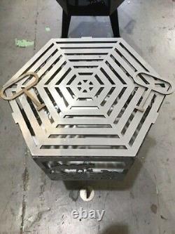 N'oublions pas le soldat hexagonal fire pit finition naturelle avec grill