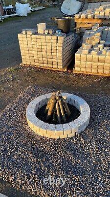 Pit de feu extérieur rond en pierres de béton avec dessus de cheminée de jardin en briques de granit blanc