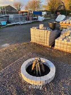 Pit de feu extérieur rond en pierres de béton avec dessus de cheminée de jardin en briques de granit blanc