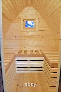 Sauna en bois chauffée au feu de bois / poêle électrique Harvia dans un sauna en bois de jardin alimenté par des bûches.